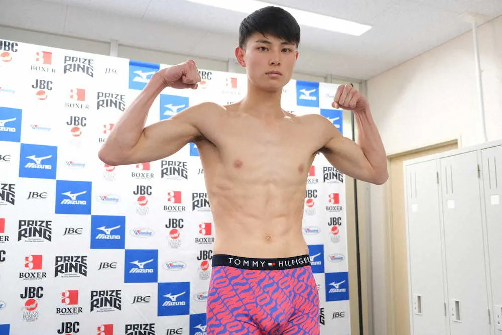 【画像・写真】輪島功一氏の孫・磯谷がプロ2戦目へ計量パス　祖父のアドバイスは「呼吸をしっかり」