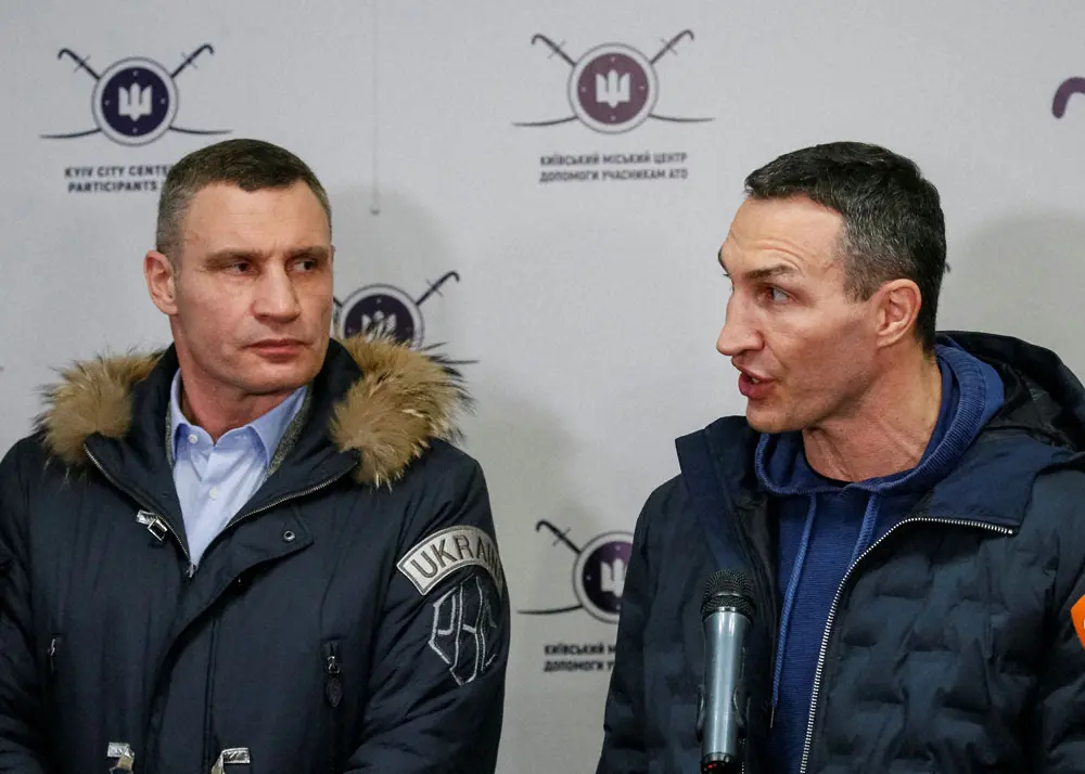 ボクシング元ヘビー級王者でキエフ市長のビタリ・クリチコ氏（左）と弟のウラジミール・クリチコ氏（ロイター）