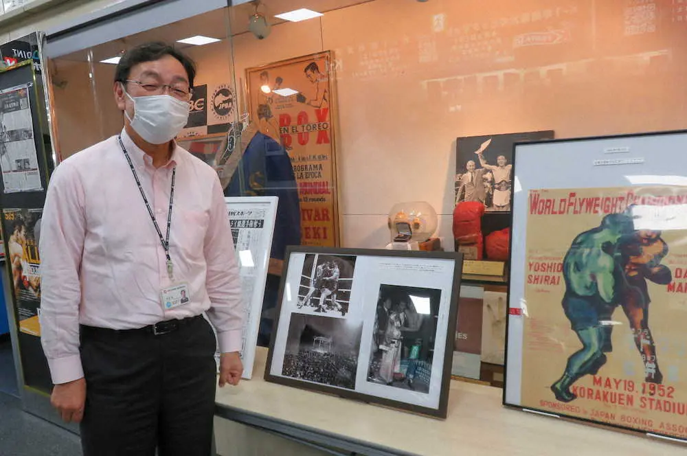 展示された白井義男さんの記念品を見るJBCの長岡勤コミッショナー