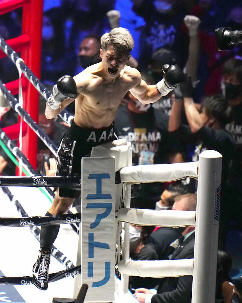【画像・写真】＜世界バンタム級王座統一戦　井上尚弥・ノニト・ドネア＞圧勝し雄叫びを上げる井上（撮影・長久保　豊）　