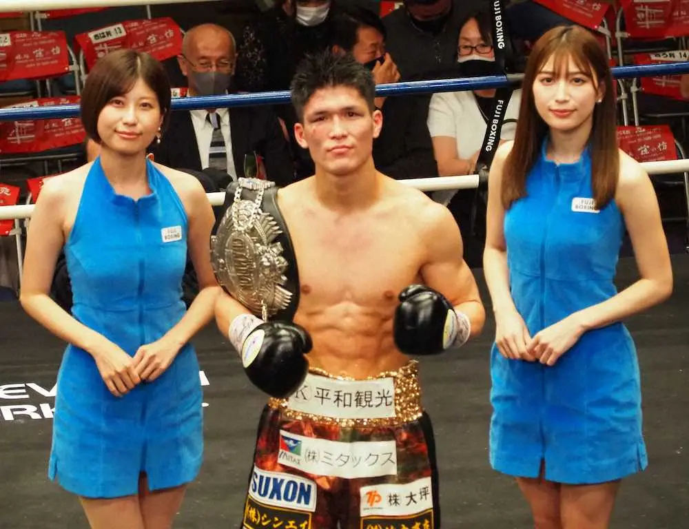 ＜日本ライト級タイトルマッチ＞8回TKO勝ちで初防衛に成功した宇津木秀（中）