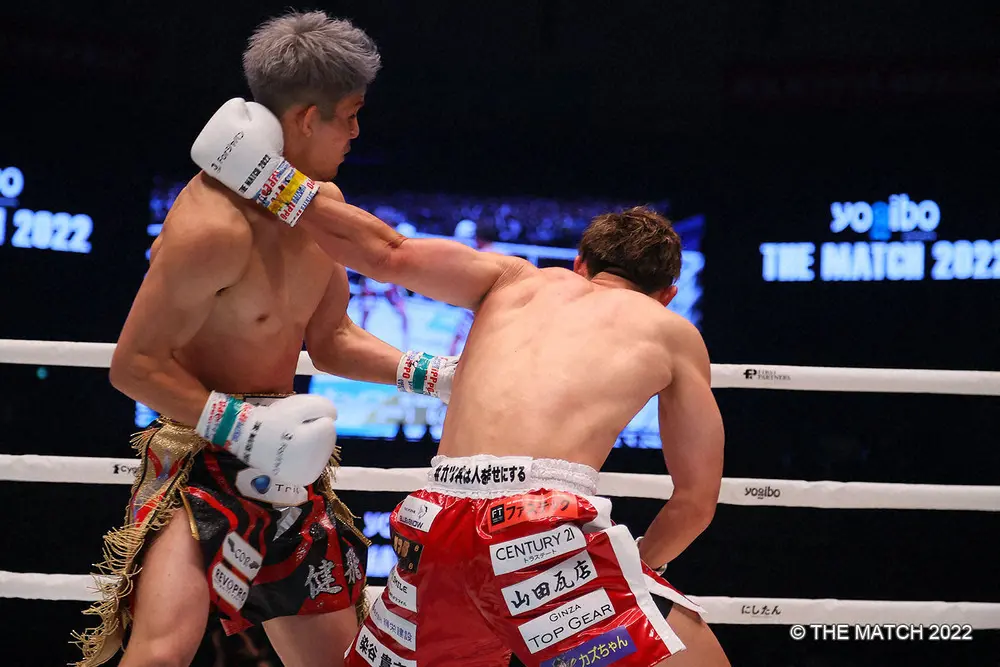 【画像・写真】左フックを入れる山崎秀晃（C）THE　MATCH　2022