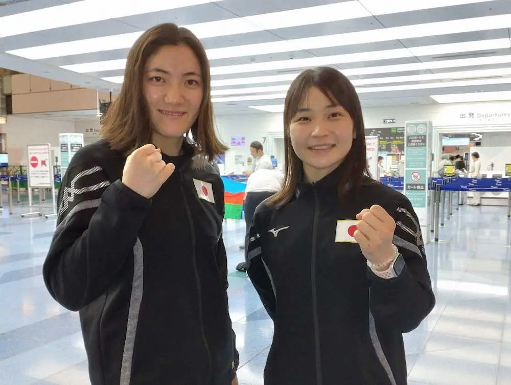 カザフスタン遠征に出発するボクシング女子日本代表の名高鈴華（左）と並木月海
