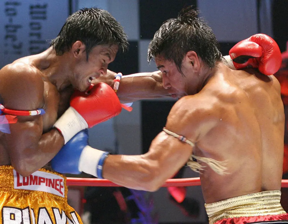 【画像・写真】07年の世界トーナメント準々決勝でブアカーオにリベンジを果たした魔裟斗（右）