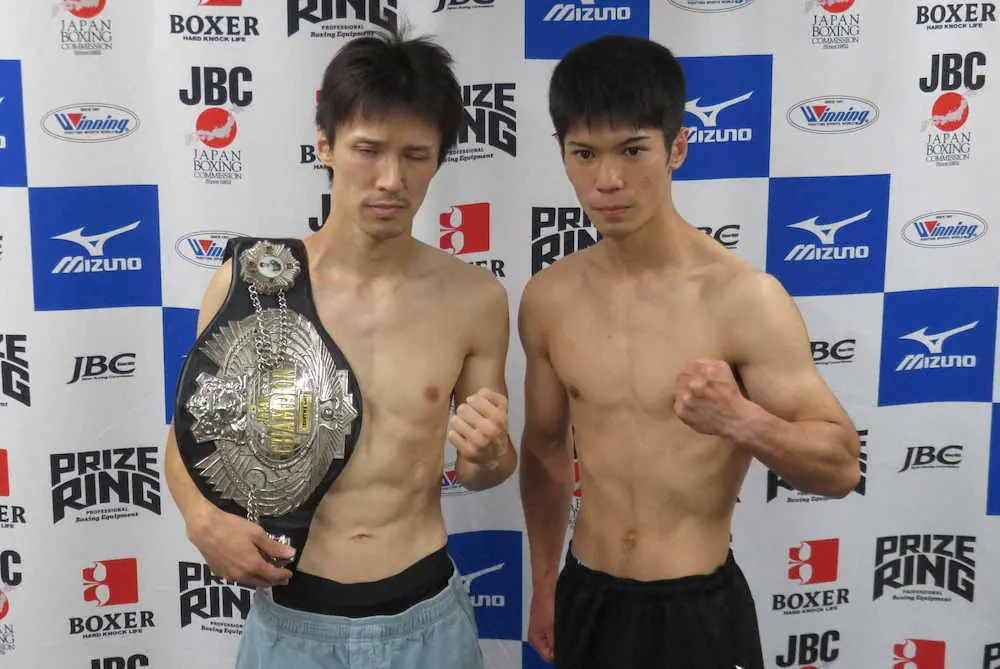 日本スーパーフライ級王者・中川健太（左）と挑戦者の梶颯