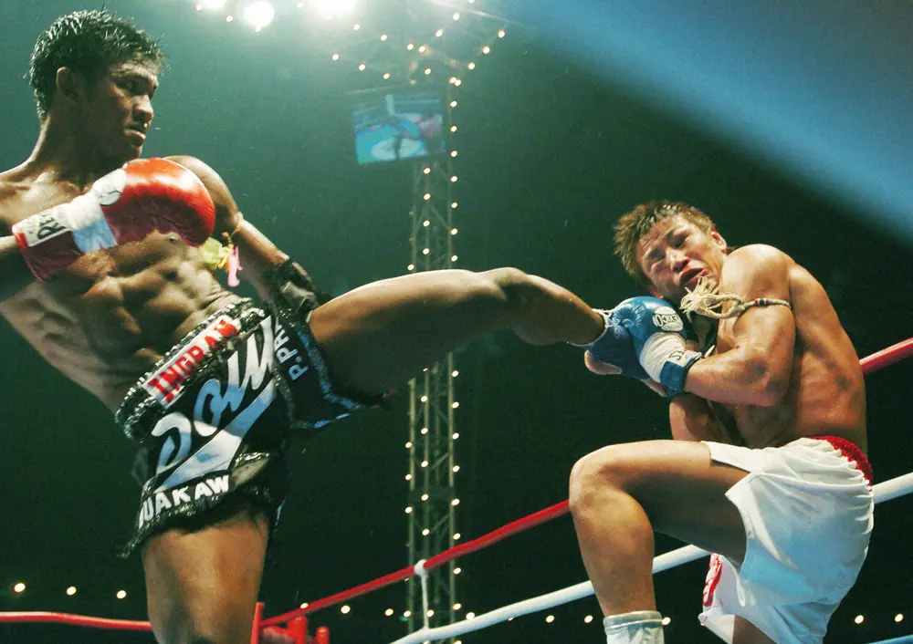 【画像・写真】04年のKー1世界トーナメント決勝で魔裟斗にハイキックを放つブアカーオ（左）