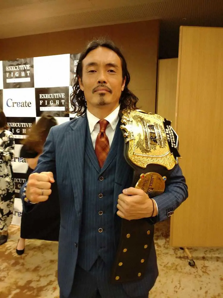 【画像・写真】元120円Jリーガー・安彦が初タイトル　決勝相手が棄権、スーツ姿でベルト授与