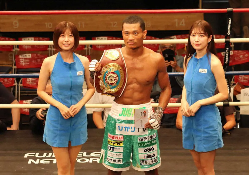 【画像・写真】2回TKO勝ちでV3に成功した平岡アンディ（中）