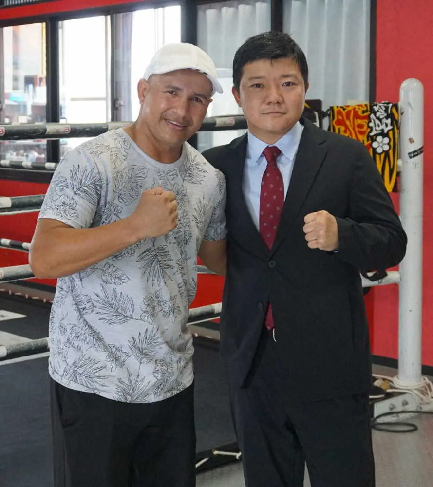 ボクシングジム「KWORLD3」の亀田大毅会長（右）とトレーナーのファン・ランダエタ氏
