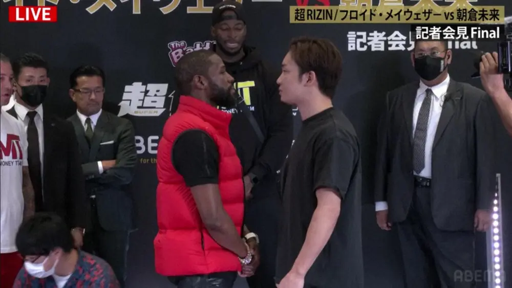 【画像・写真】朝倉未来VSメイウェザー　渋谷ど真ん中の109前で1分以上のフェースオフ！一発触発ムード漂う