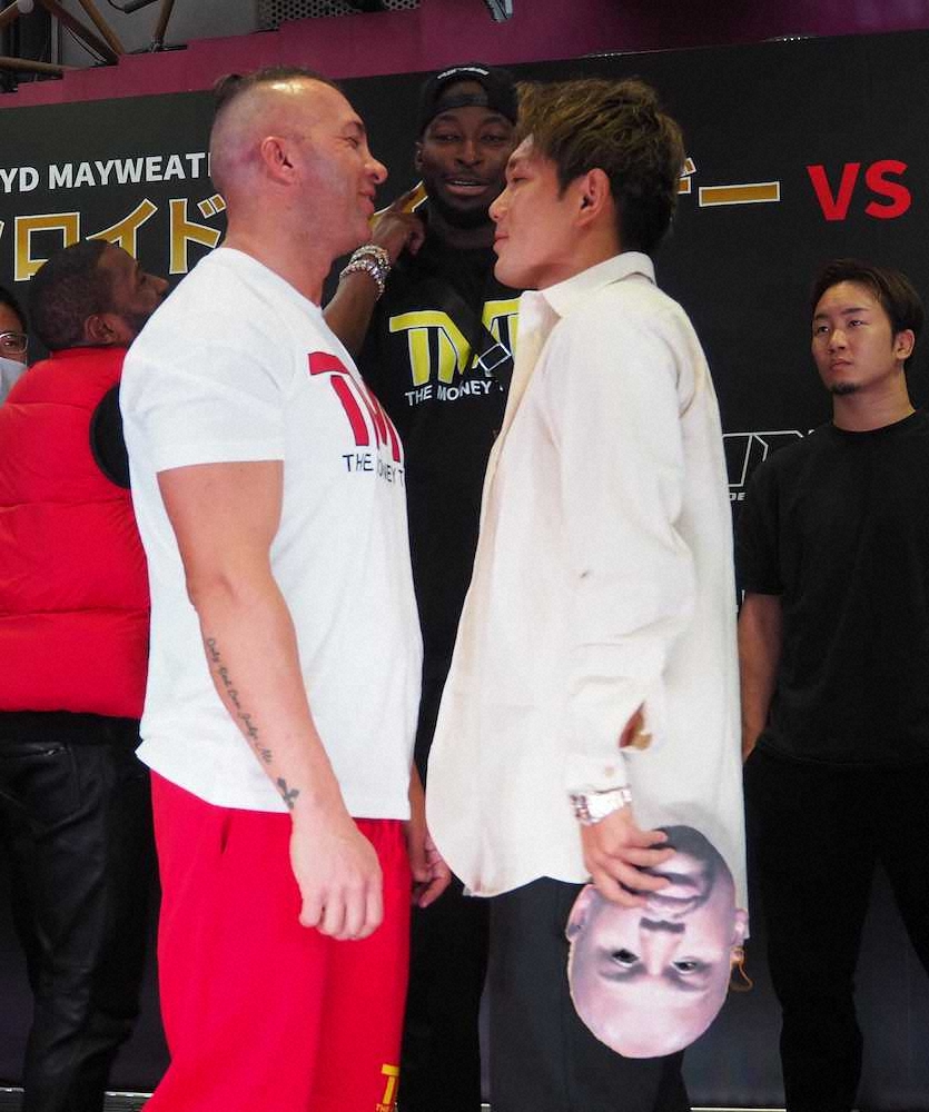 皇治 路上の伝説と路チューの伝説が並んだ 中指を立ててメイウェザーのボディーガード挑発 スポニチ Sponichi Annex 格闘技