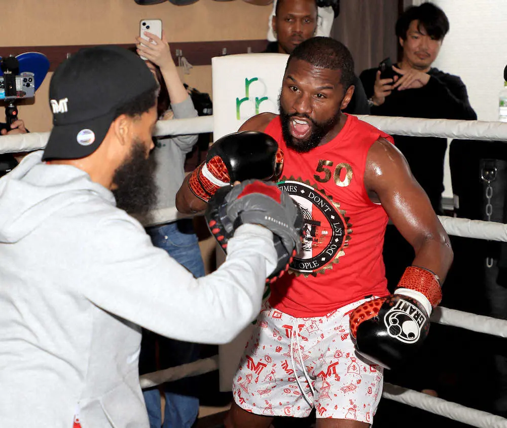 【画像・写真】リング上でトレーナー相手にミット打ちをするメイウェザー（撮影・篠原岳夫）