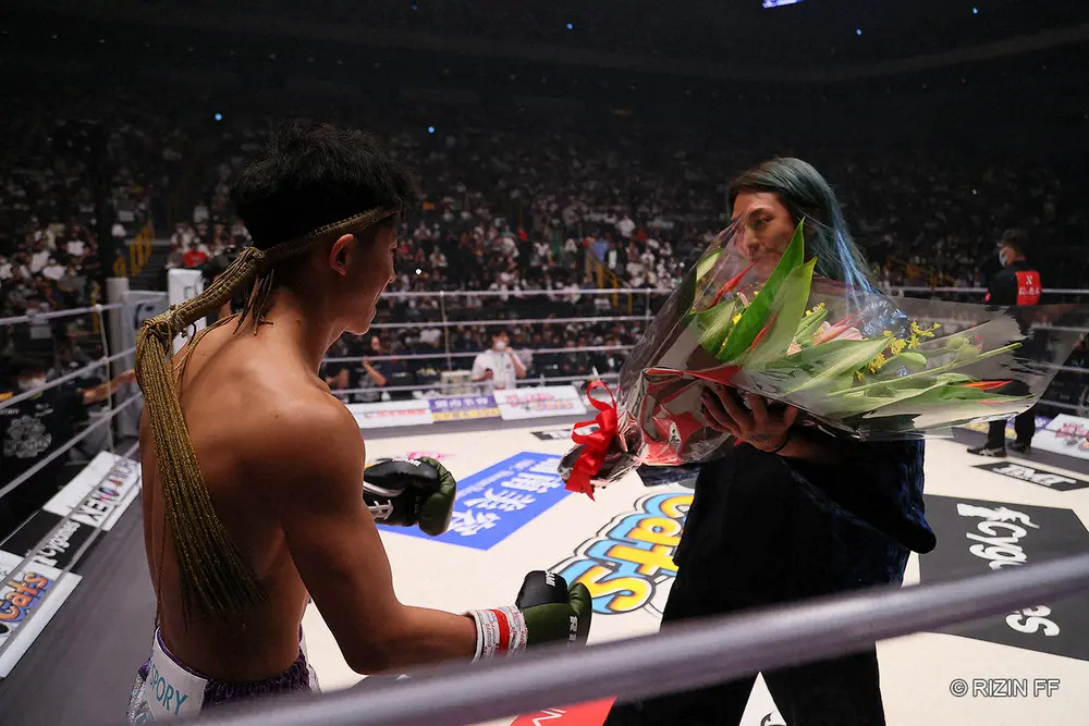 【画像・写真】吉成名高に花束を渡すDJ社長（C）RIZINFF