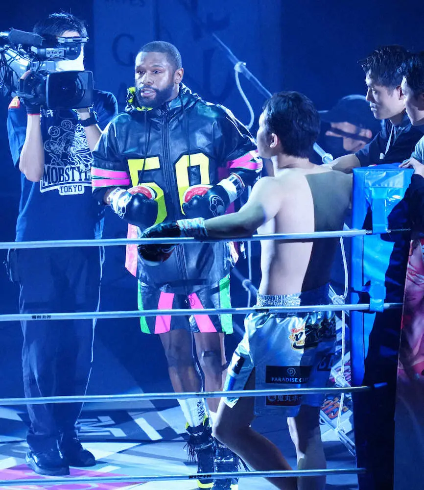 【画像・写真】メイウェザー　観客の盛り上がりに満足！朝倉未来にTKO勝利「本当にエキサイティングな試合ができた」