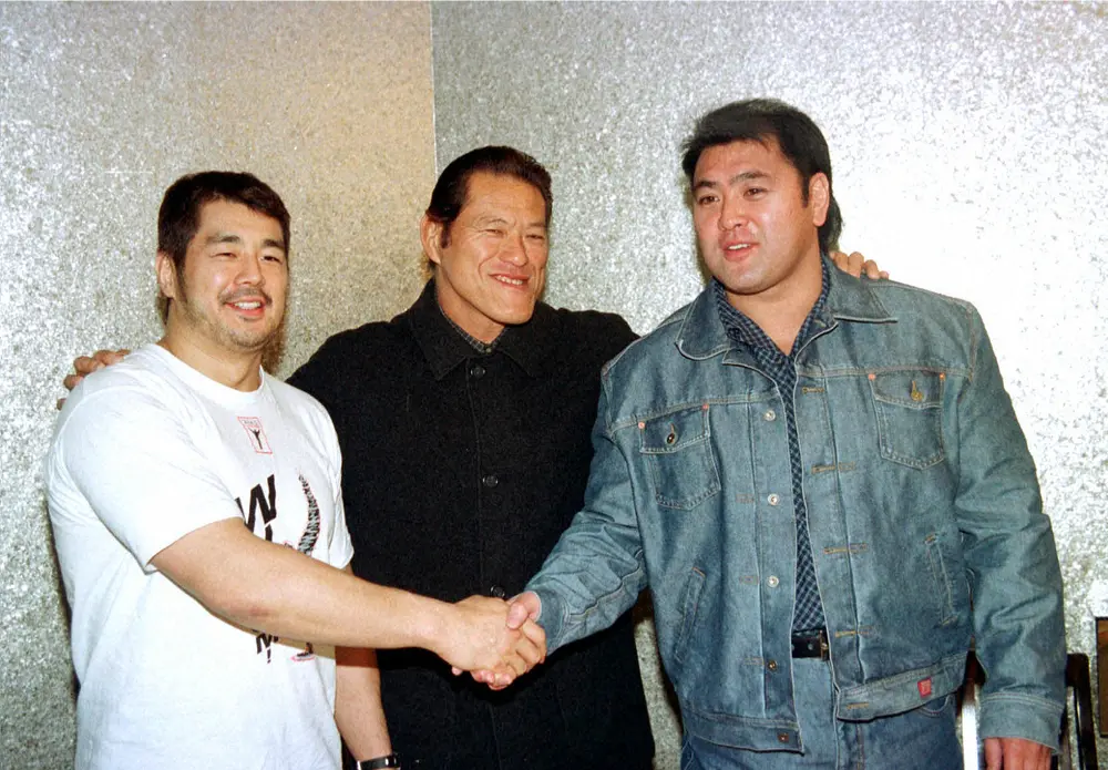 00年、記者会見する（左から）高田延彦、アントニオ猪木さん、武藤敬司