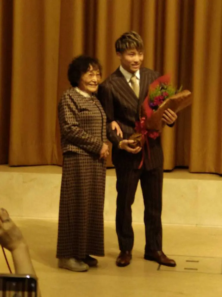 井上尚弥（右）は大橋秀行会長の母・ヒサ子さんから花束を贈られる