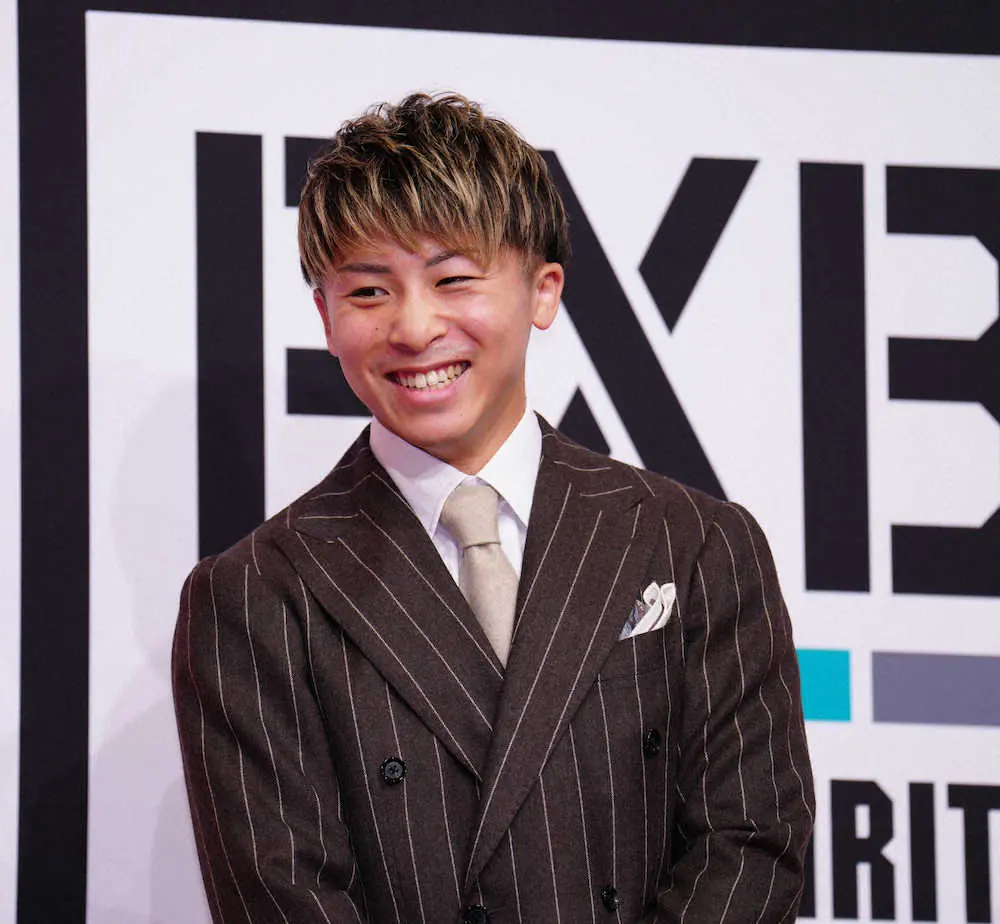 【画像・写真】笑顔で取材を受ける井上尚弥（撮影・島崎忠彦）