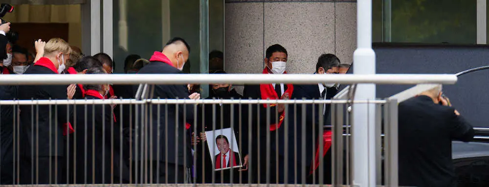 【画像・写真】藤波辰爾、武藤敬司ら赤いマフラーで“燃える闘魂”見送る　猪木さん葬儀