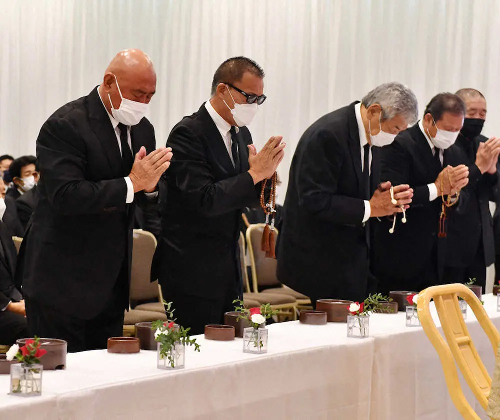 アントニオ猪木さんの葬儀に参列した（左から）武藤敬司、蝶野正洋、坂口征二相談役、藤波辰爾、藤原喜明（C）IGF　