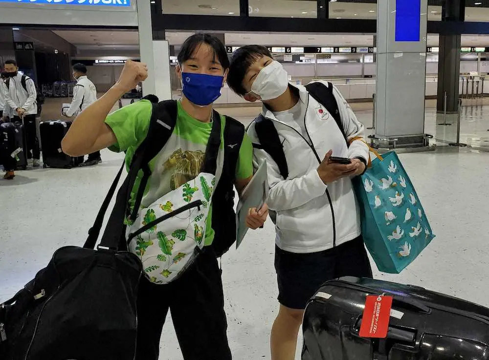 アジア選手権へ出発する入江聖奈（左）と鬼頭茉衣