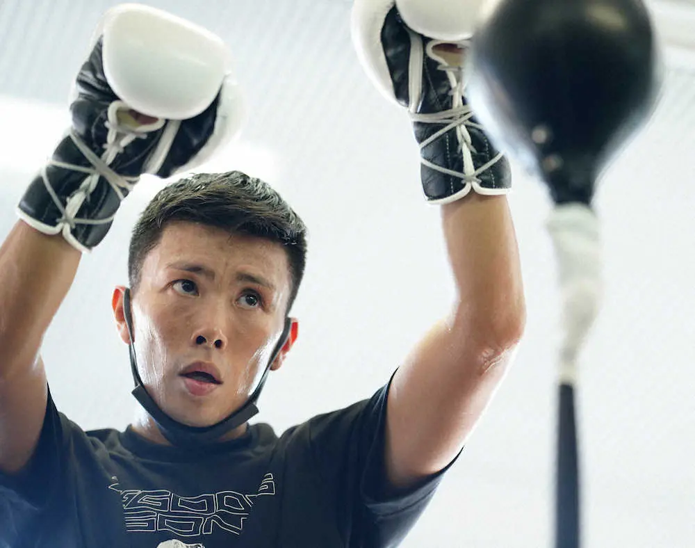 【画像・写真】＜ボクシング岩田公開練習＞パンチングボールを打つ岩田（撮影・木村　揚輔）