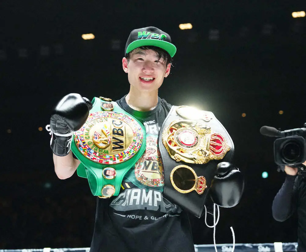 【画像・写真】7回TKOで京口に勝利した寺地は2本のベルトを肩にかけ笑顔（撮影・島崎忠彦）