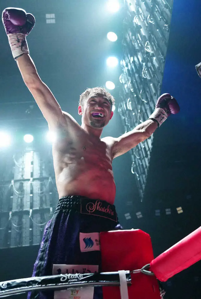 【画像・写真】6回、KO勝ちし喜ぶ吉野