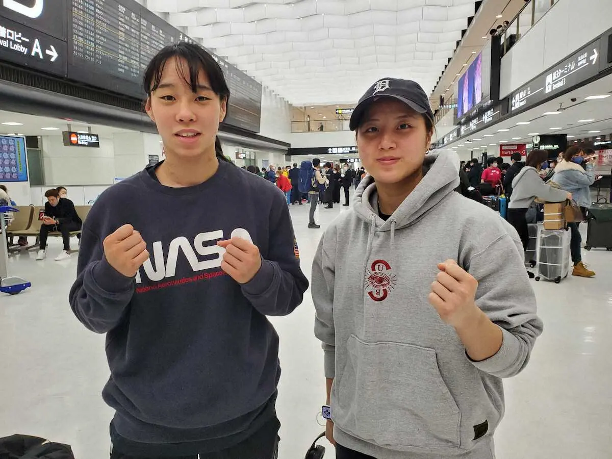 アジア選手権から帰国した日体大の同級生、銀メダルの入江聖奈（左）と金メダルの木下鈴花