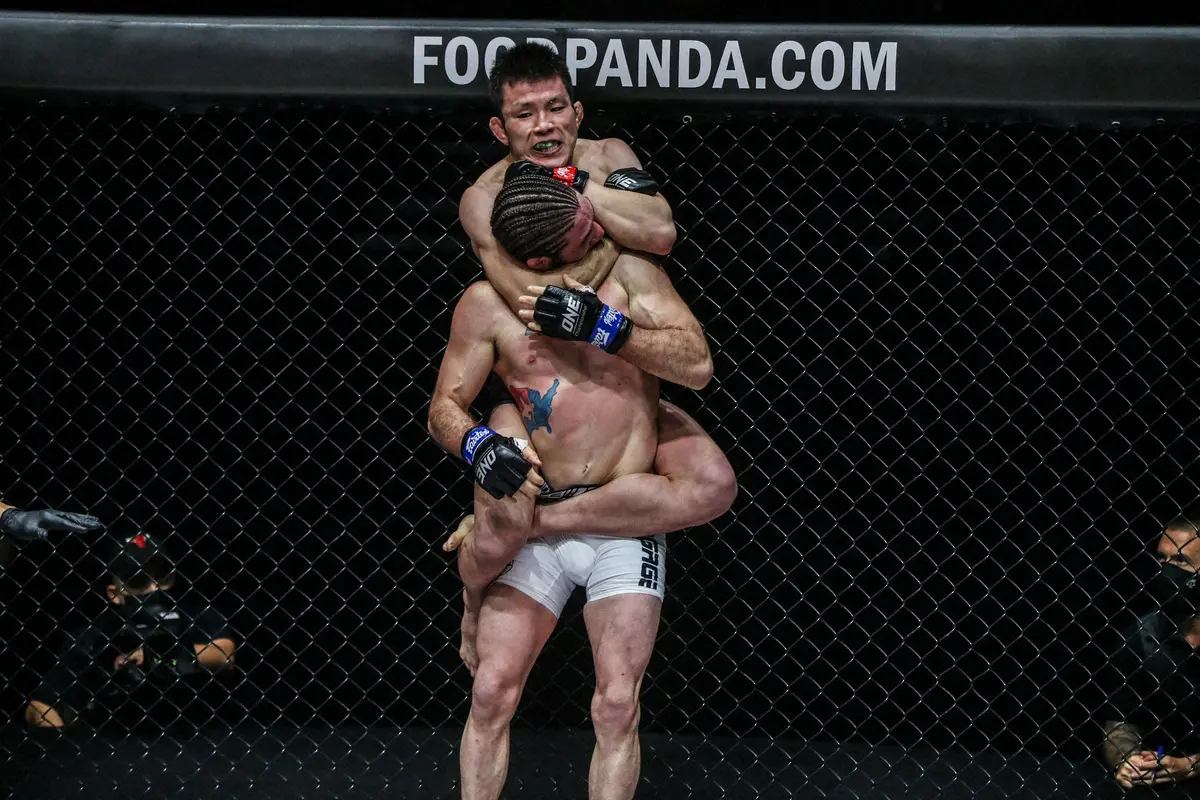 【画像・写真】相手を締めあげる青木真也（C）ONE　Championship 