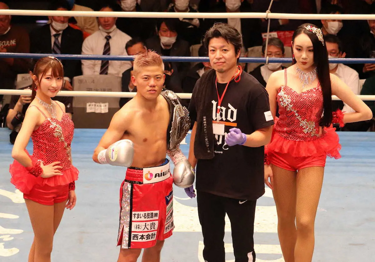 3回KO勝ちで日本ミニマム級王者となった重岡優大（左から2人目）