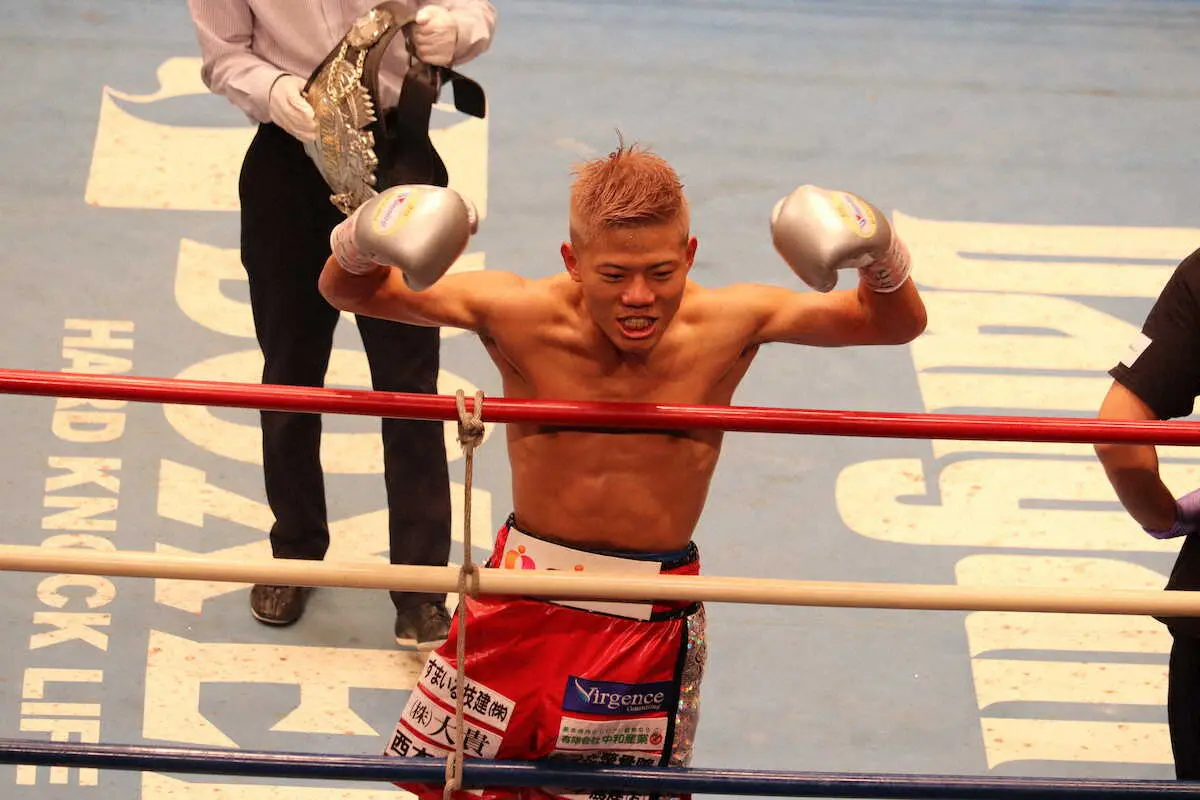 3回KO勝ちで日本ミニマム級王者となった重岡優大はガッツポーズ