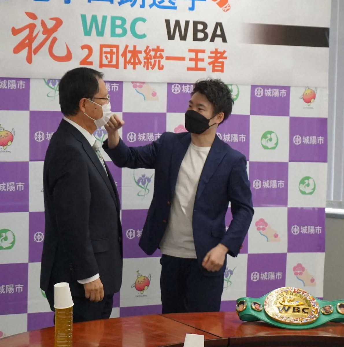 【画像・写真】WBC＆WBA統一王者の寺地拳四朗が城陽市長をKO!?　地元自治体で2団体統一を報告