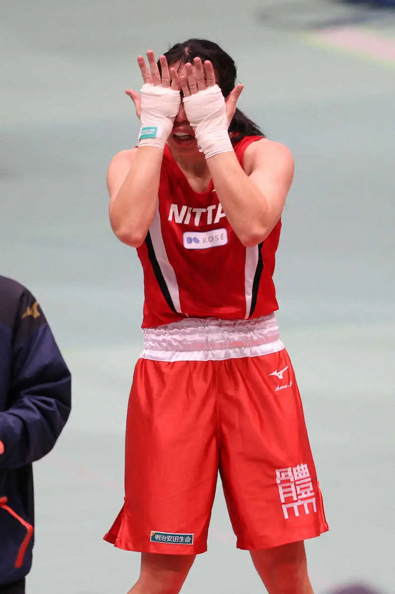 ＜全日本ボクシング選手権＞女子フェザー級決勝・優勝してリングを降りた入江は手で顔を覆う（撮影・篠原岳夫）
