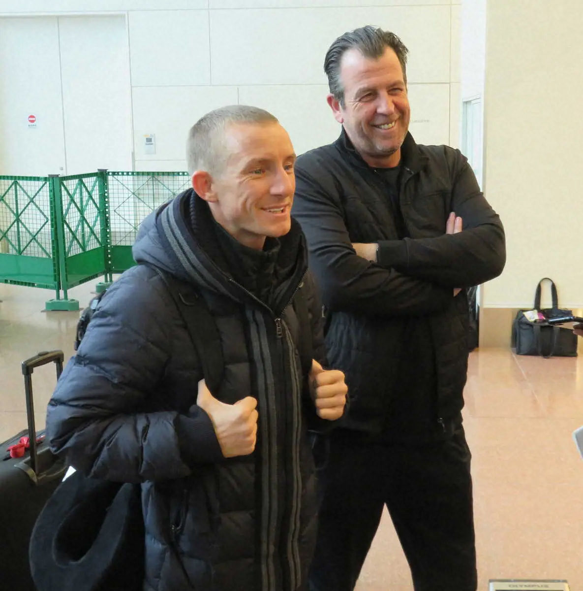 羽田空港に来日したポール・バトラー（左）。右はマネジャーのジョー・ギャラガー氏