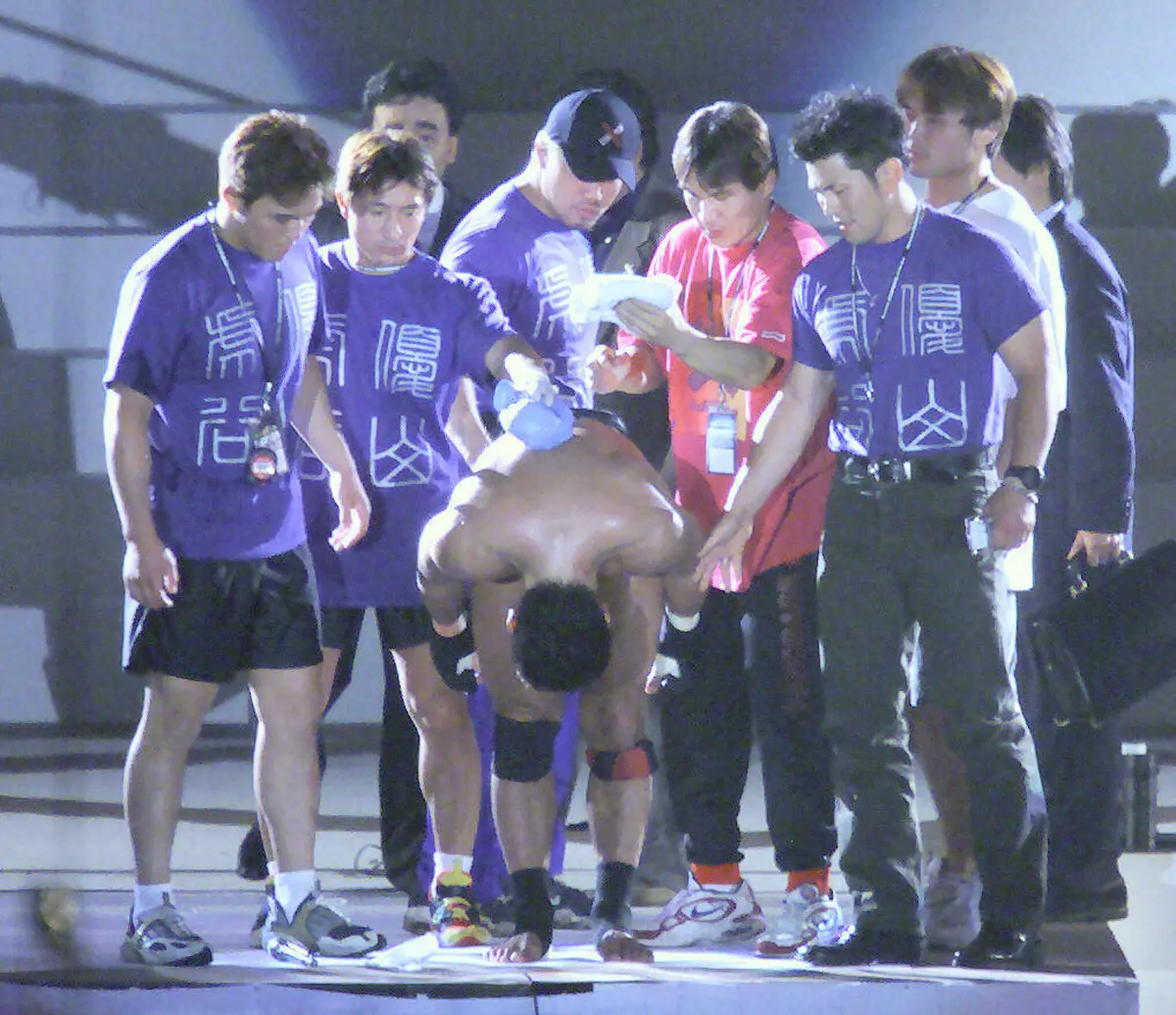 【画像・写真】退場の際に引退を宣言して頭を下げる船木誠勝