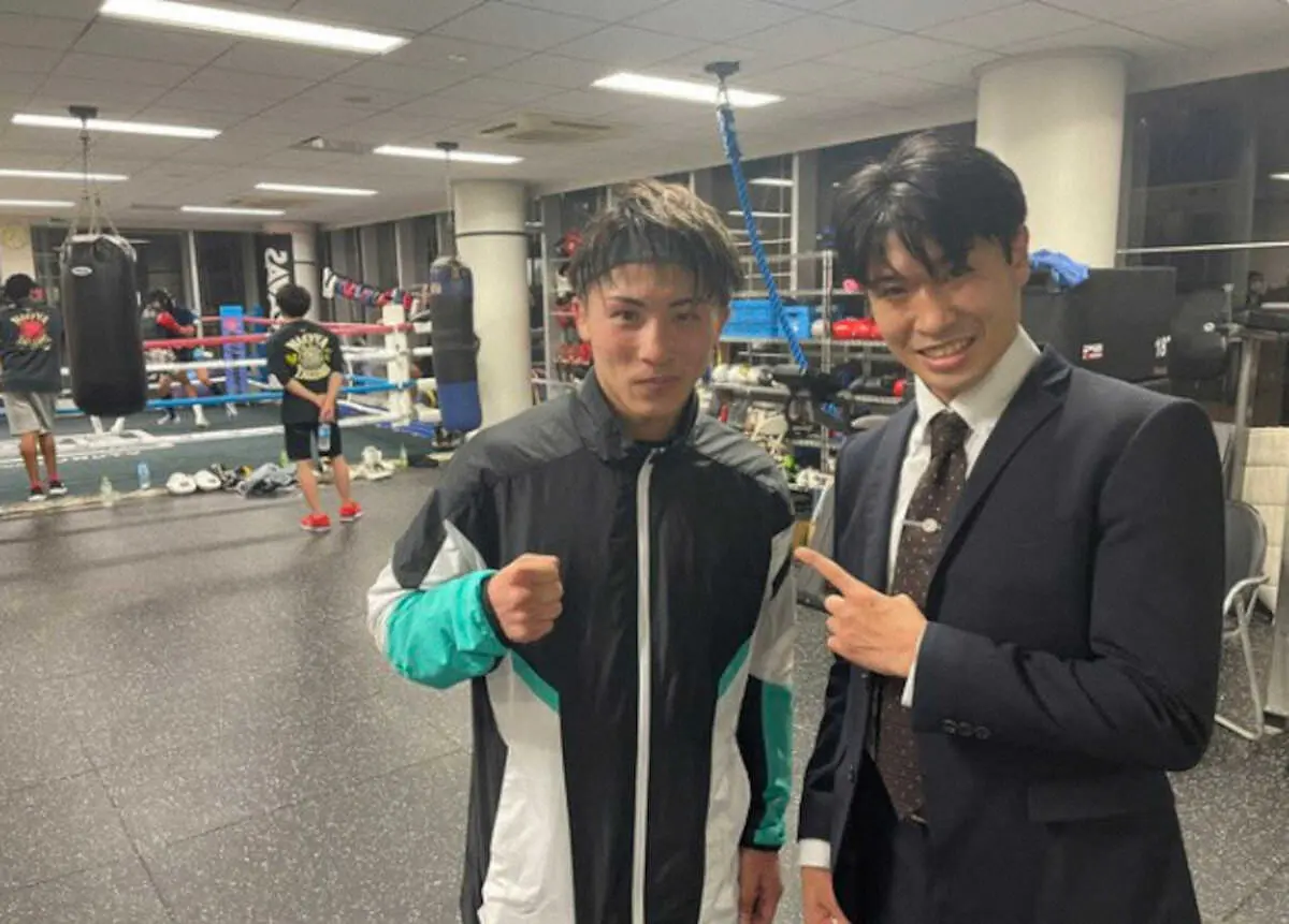 【画像・写真】黒田雅之氏のツイッターから（@masayuki7_17）井上尚弥（左）とポーズを決める黒田氏