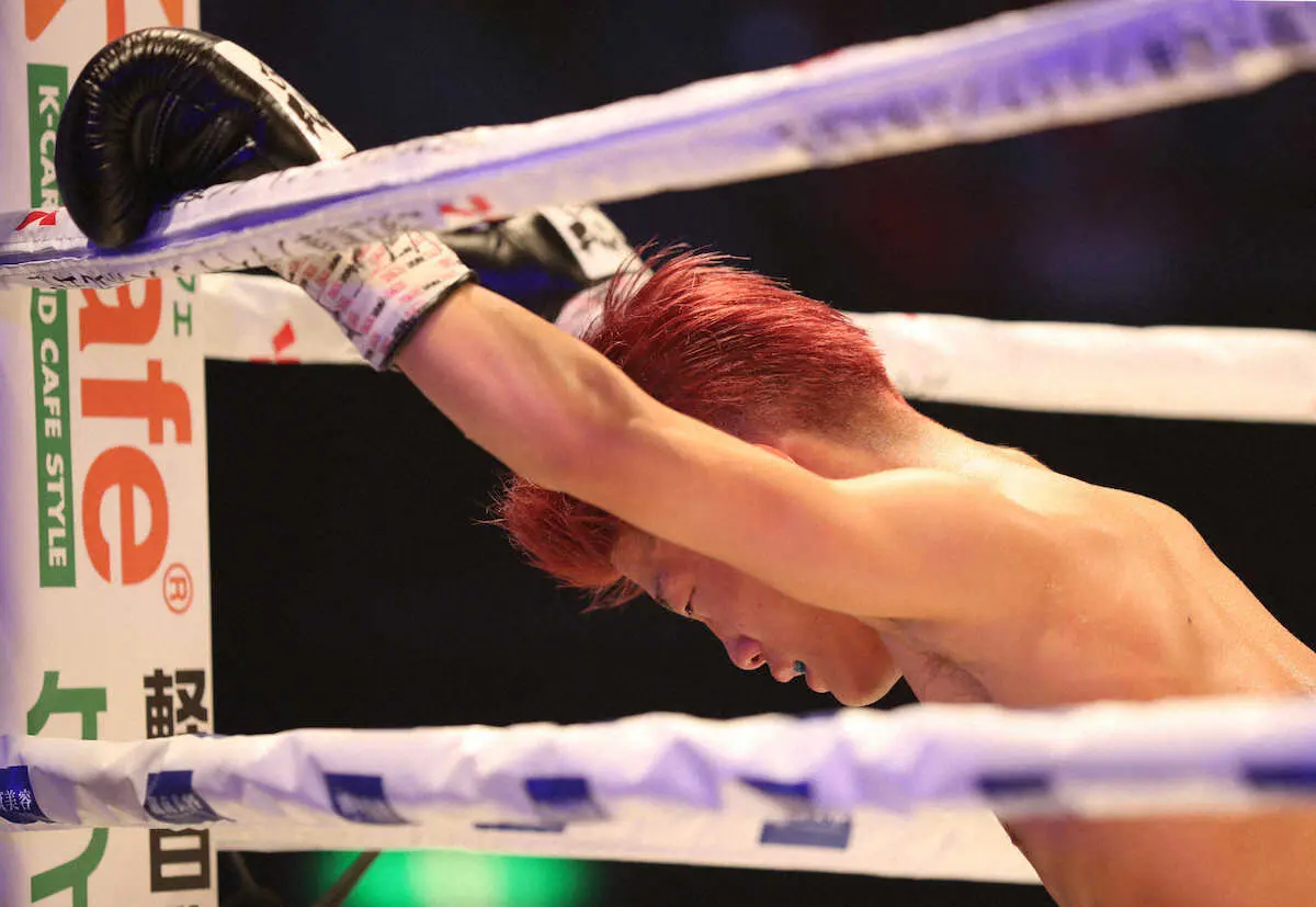 【画像・写真】3R、偶然のバッティングにより無効試合になりコーナポストに力無く寄りかかる重岡　銀次朗（撮影・後藤　正志）