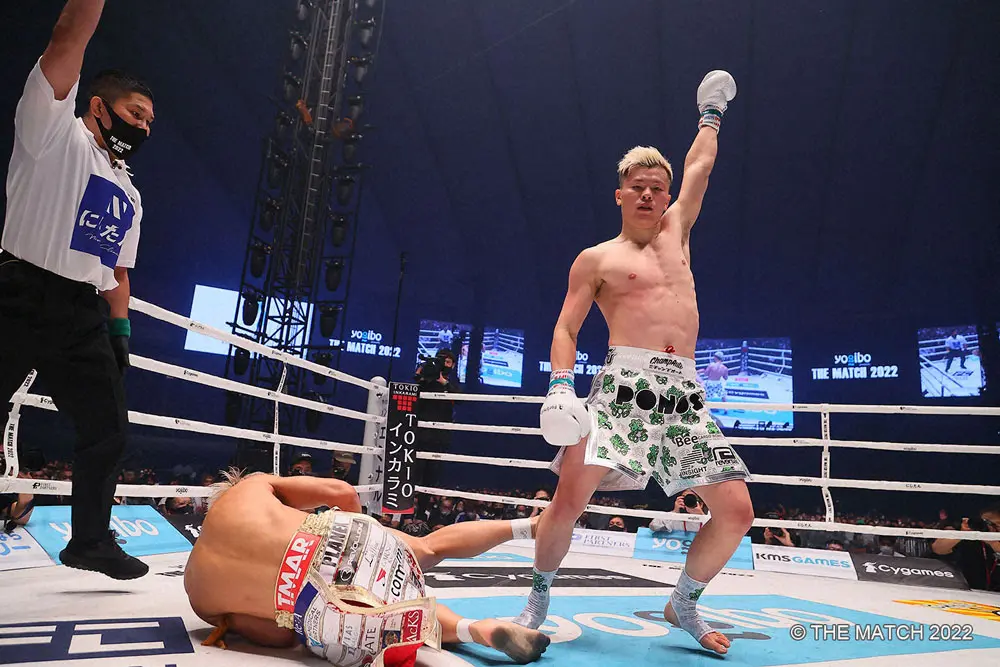 【画像・写真】＜THE　MATCH2022＞武尊（左）からダウンを奪い、拳を突き上げる那須川（C）THE　MATCH2022