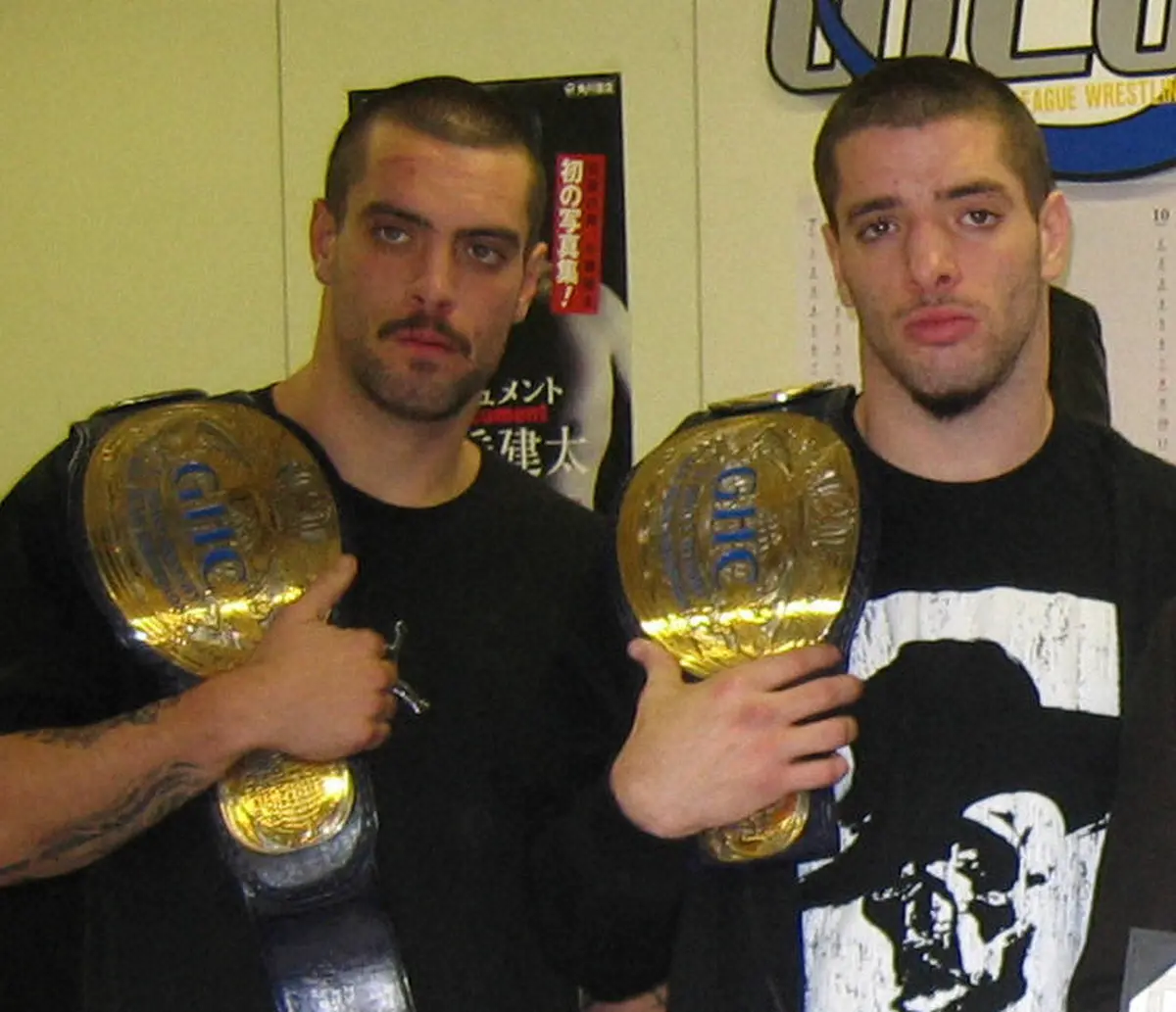 【画像・写真】【AEW】ジェイ・ブリスコさんへ捧げた！ヤングバックスがブリスコ兄弟の必殺技決める　ファンも感動