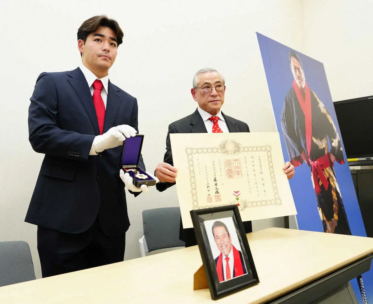 【画像・写真】アントニオ猪木さん叙勲　弟と孫が形見の赤いネクタイで会見「誇りに思います」