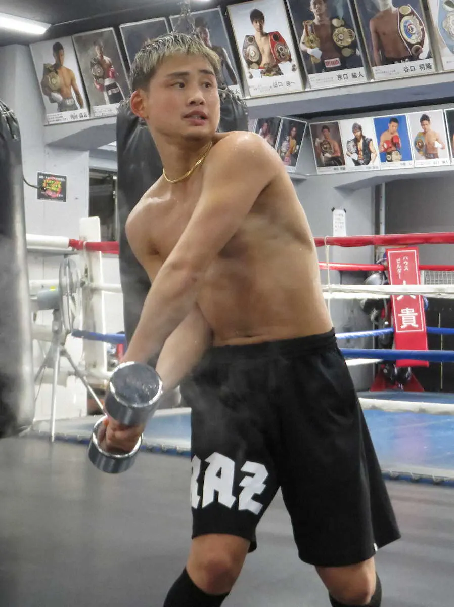 【画像・写真】ジムワークの最後に10キロのダンベルを振る京口紘人