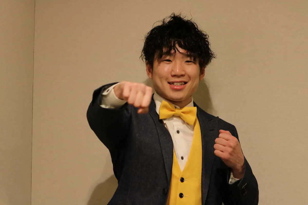 【画像・写真】ポーズを決める、プロボクシングのWBAスーパー＆WBC統一世界ライトフライ級王者・寺地拳四朗（撮影・山手あかり）