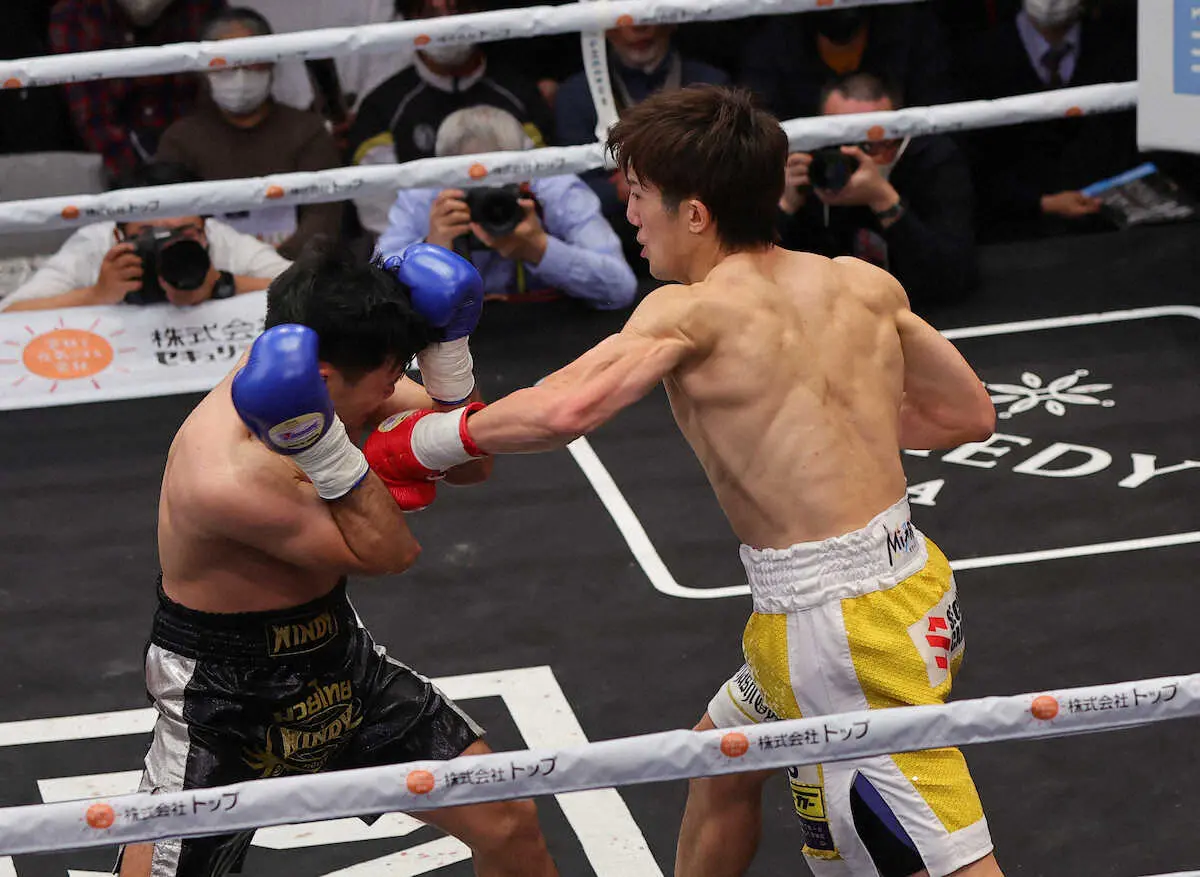【画像・写真】＜スーパーライト級8回戦＞2回、アイエムヨッド（左）を攻める井上浩樹（撮影・藤山　由理）