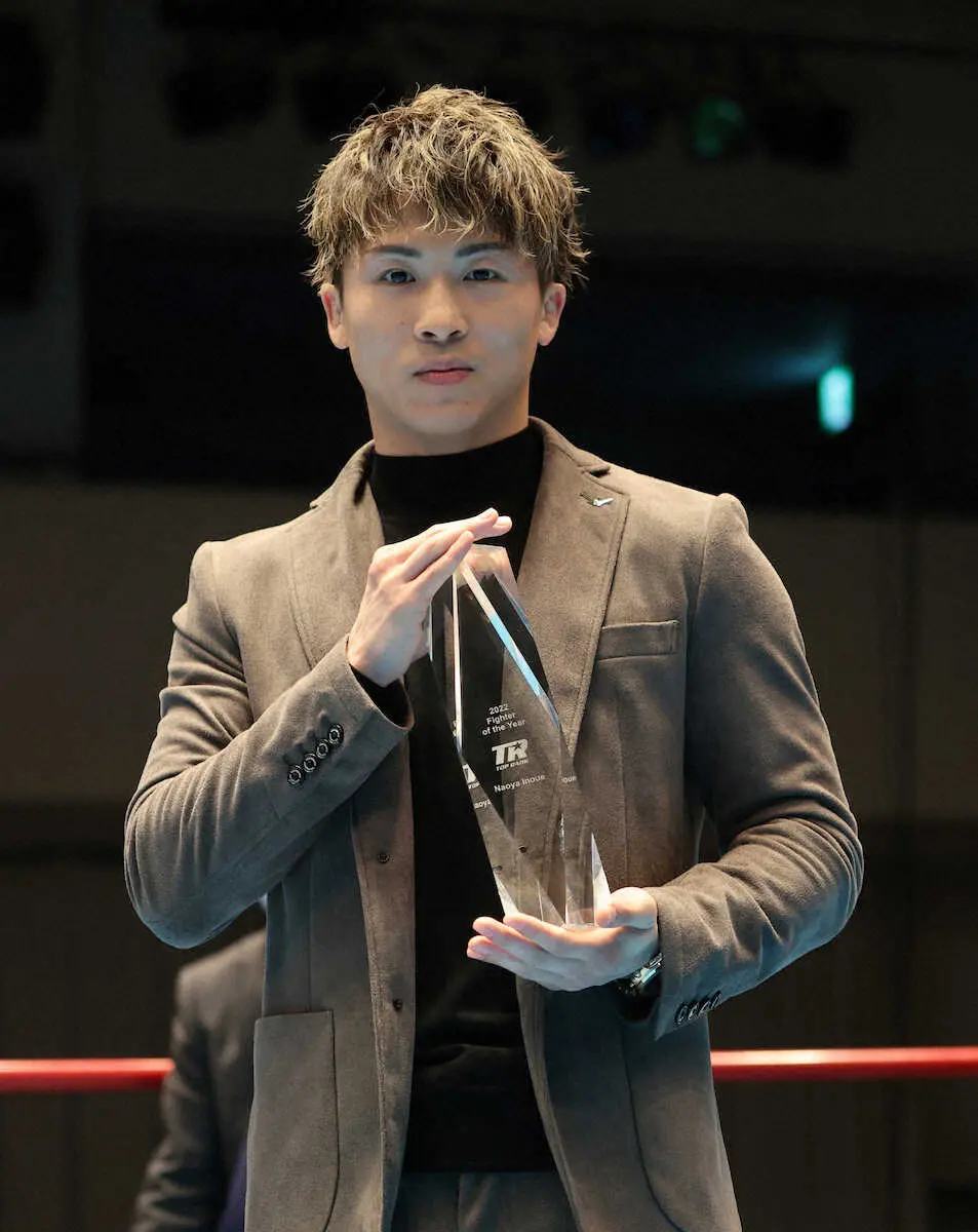 【画像・写真】尚弥が3日連続スパー後にWOWOWのイベント出席　トップランク社の表彰受ける