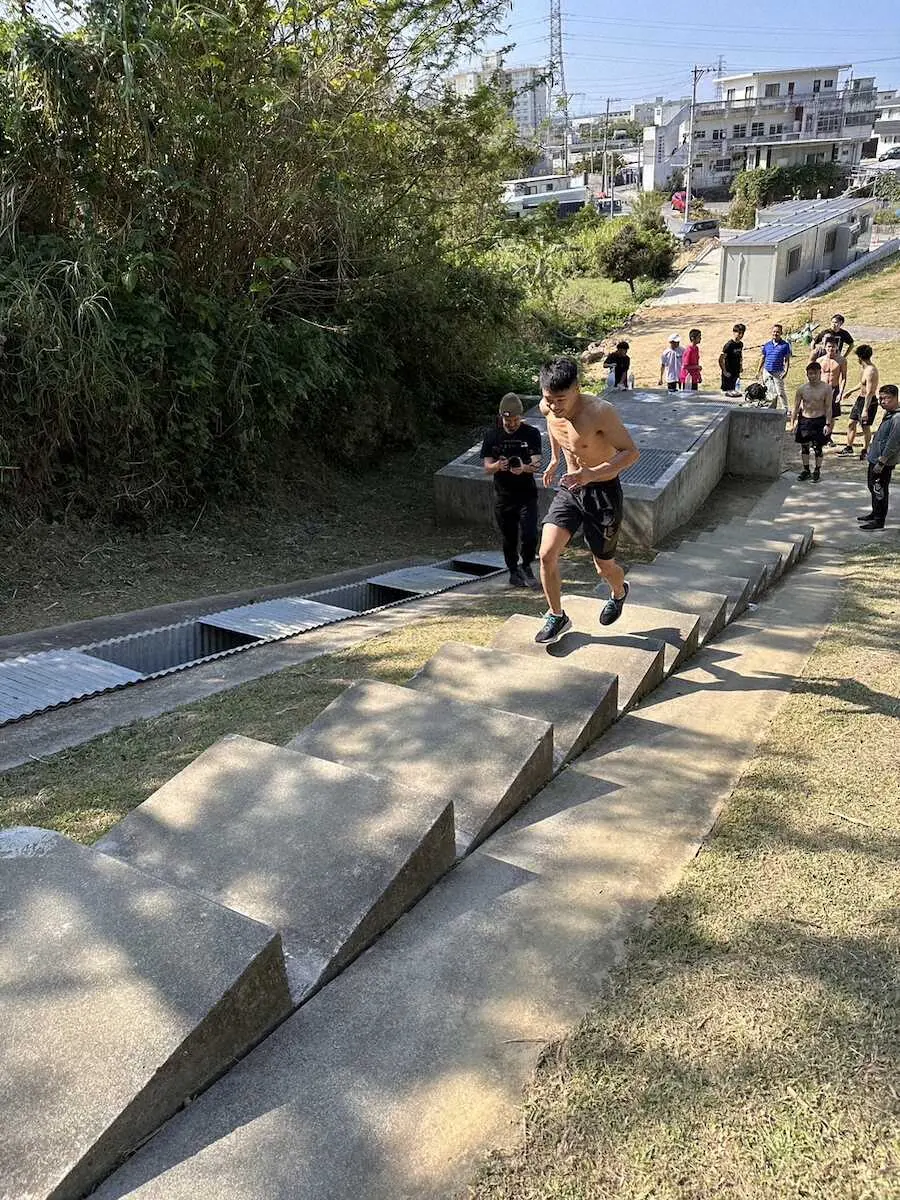 【画像・写真】2階級制覇狙う中谷が沖縄合宿開始　「天国の階段」3往復にスパーリングも