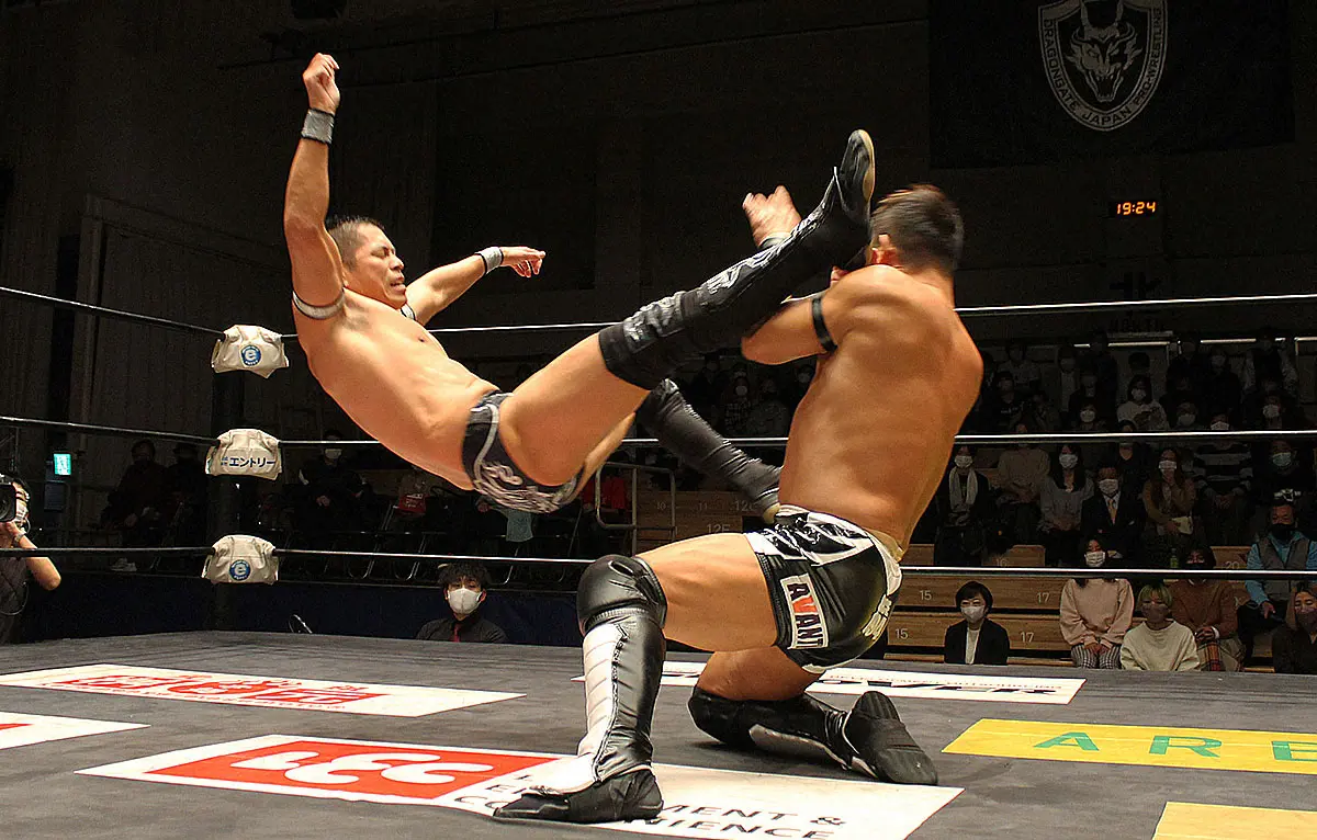 【画像・写真】土井成樹のバカタレスライディングキック（左）