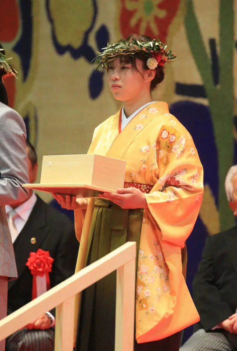 【画像・写真】東京五輪金の入江聖奈さん日体大卒業　卒業論文は「どのカエルの写真が人間にどんな印象を与えるか」