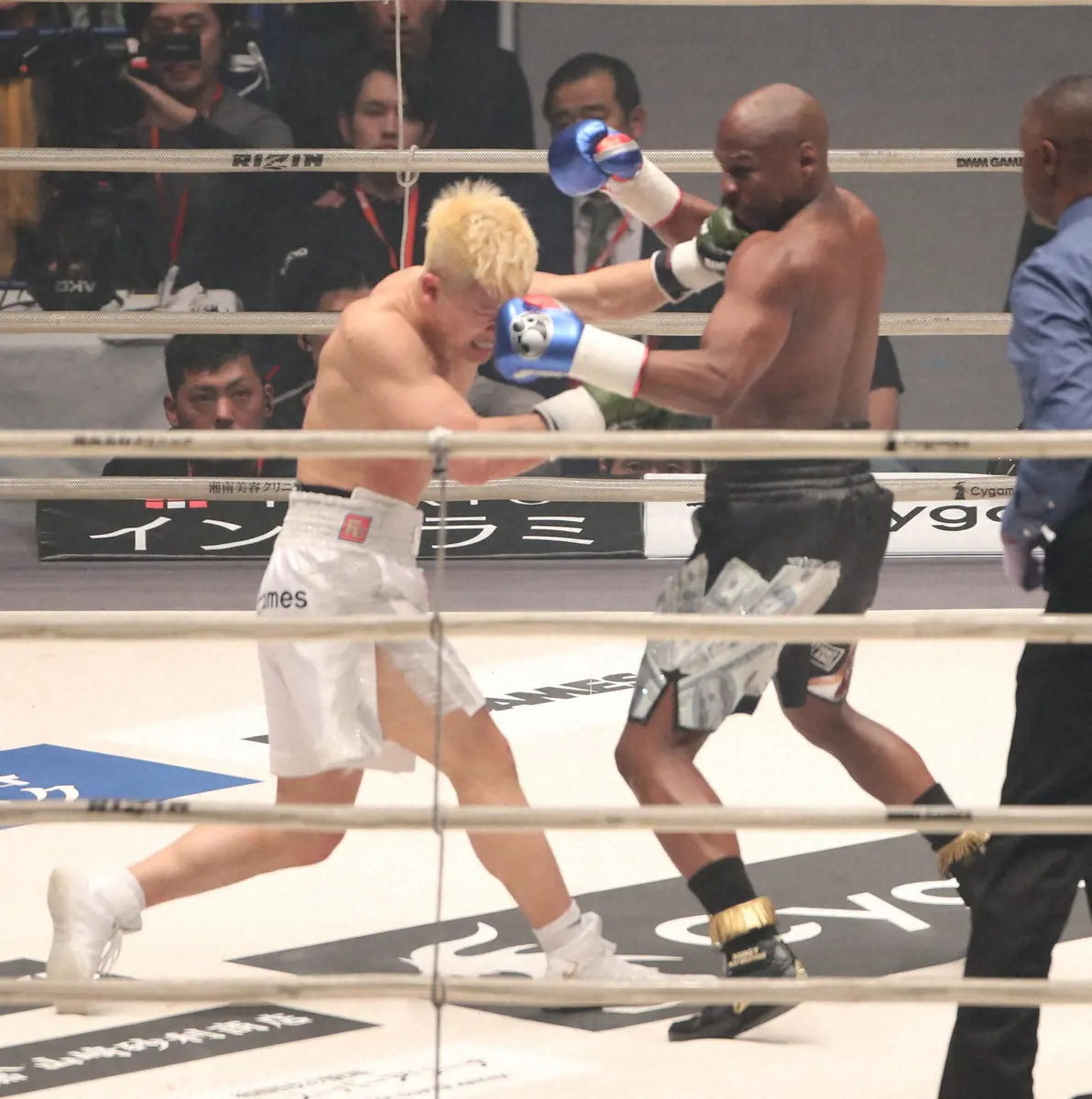 【画像・写真】メイウェザー（右）の左パンチを顔面に食らう那須川天心