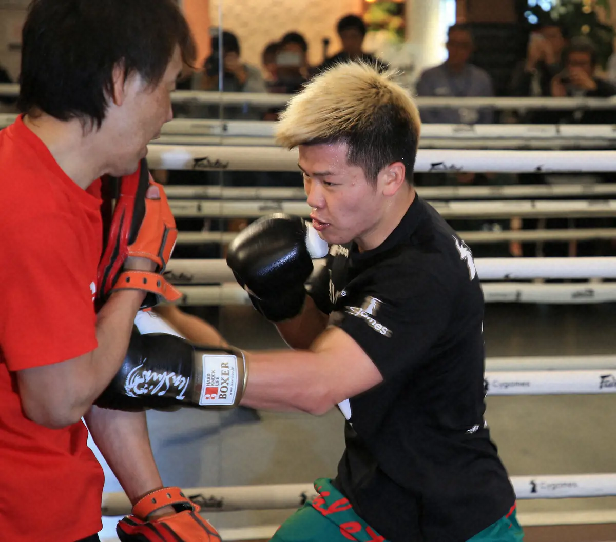 【画像・写真】葛西裕一氏（左）を相手にミット打ちする那須川天心（18年撮影）