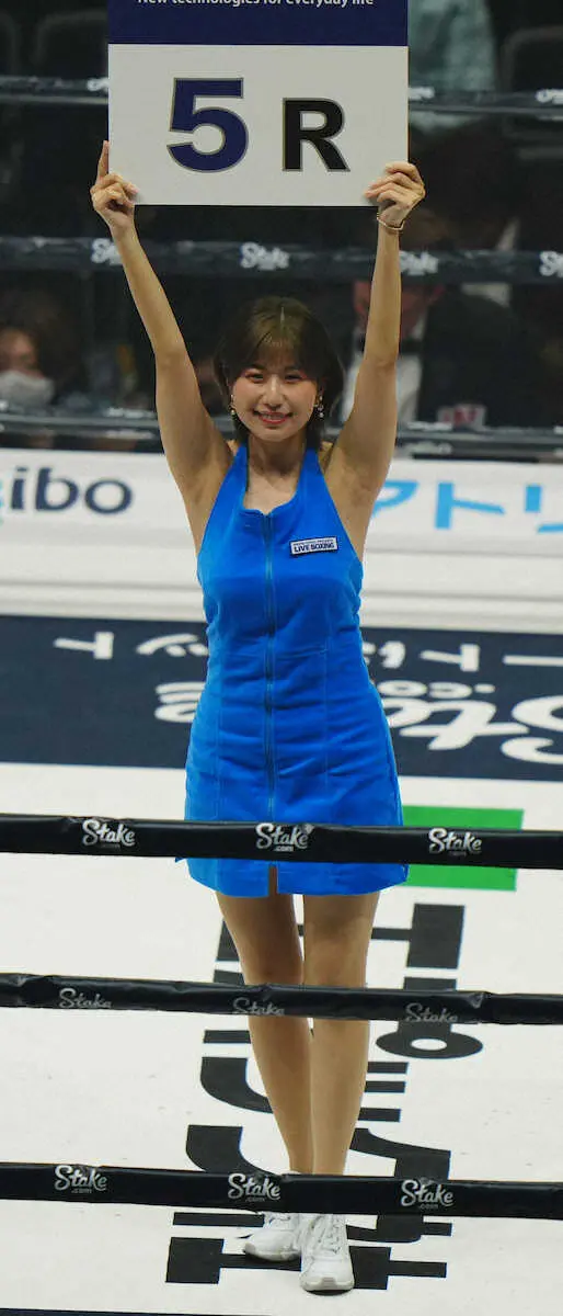 【画像・写真】＜ダブル世界戦＞ラウンドガールを務める天野麻菜（撮影・西尾　大助）